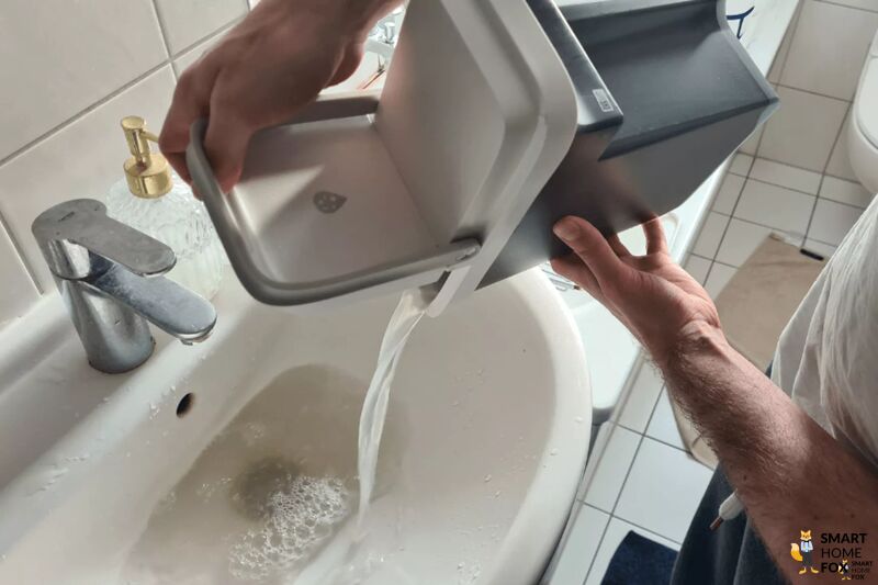 Das Schmutzwasser des Roborock S8 Pro Ultra wird ausgeschüttet.